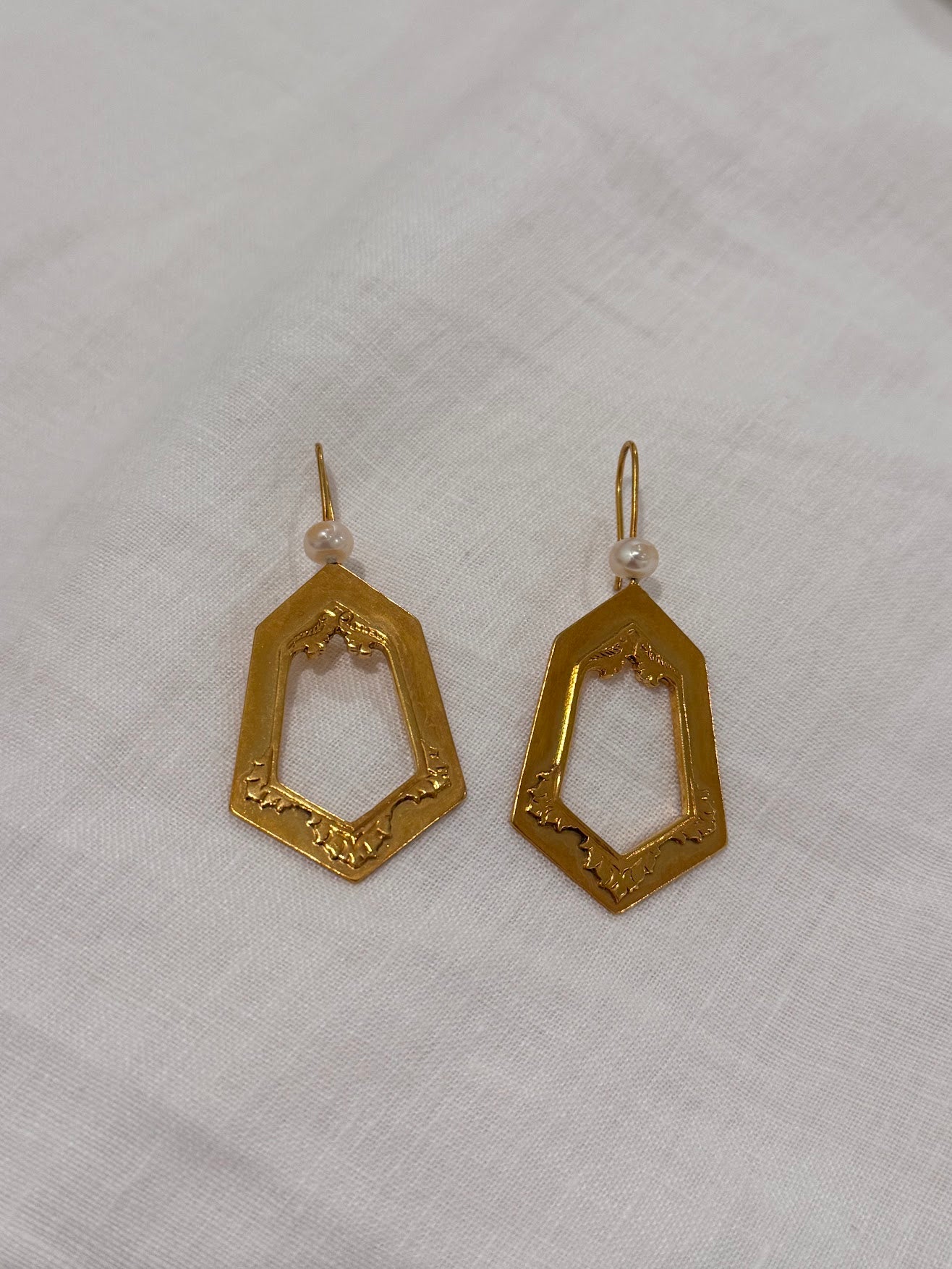 Mukta Darshan (मुक्त दर्शन) – Pearl Reflection Earring