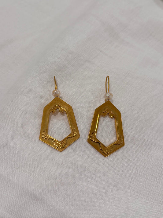 Mukta Darshan (मुक्त दर्शन) – Pearl Reflection Earring